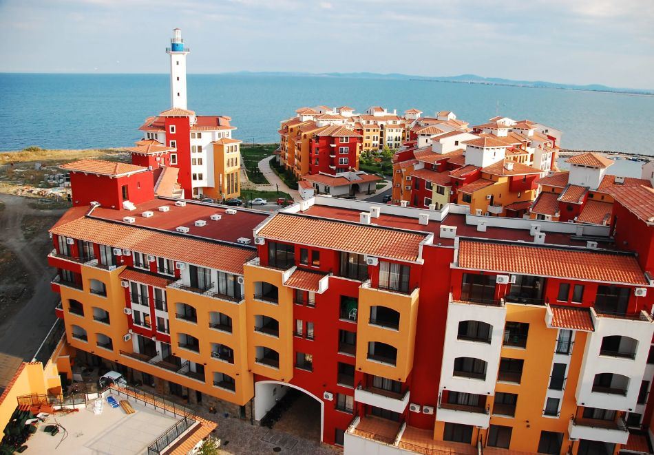 Apartament na pierwszej linii z panoramicznym widokiem na morze i pełną infrastrukturą – Aheloy