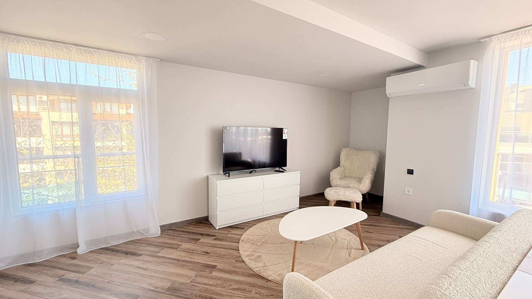 Luksusowy apartament z trzema sypialniami na pierwszej linii w Rawdzie – przestrzeń, prestiż i imponująca morska panorama