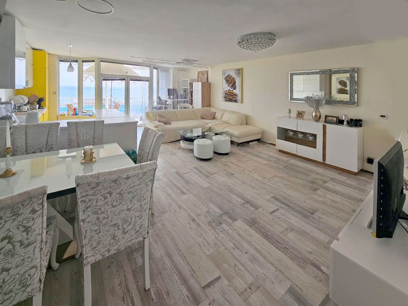 Luksusowy apartament trzypokojowy z widokiem na morze na pierwszej linii w Rawdzie – 114 m², dwa tarasy i pełen komfort