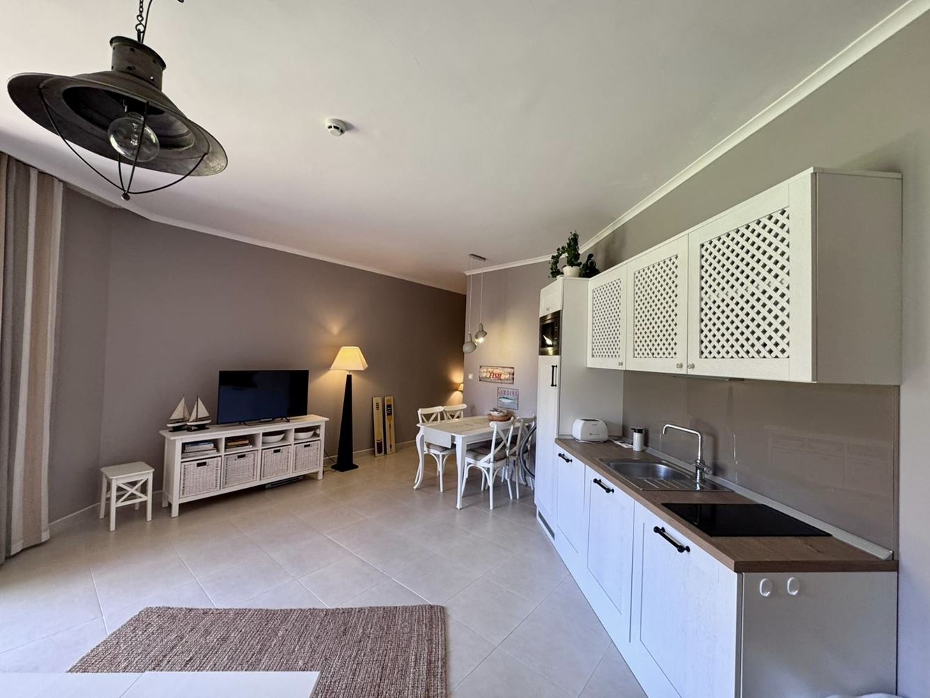  Luksusowe mieszkanie z jedną sypialnią w prestiżowym kompleksie pierwszej linii – komfort, styl i nieskończone udogodnienia