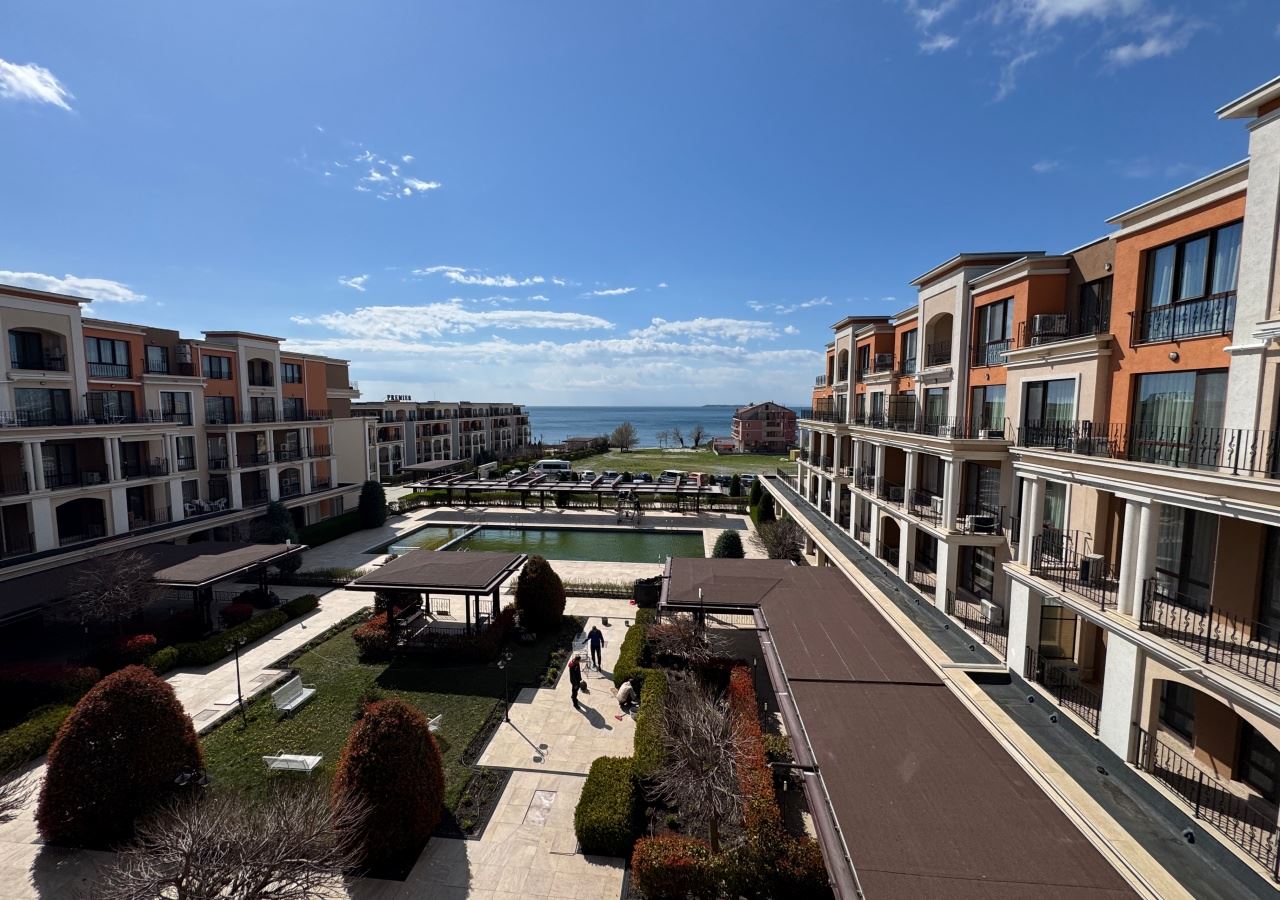 Studio w pierwszej linii brzegowej z widokiem na morze w luksusowym kompleksie – w pełni umeblowane i gotowe do użytku