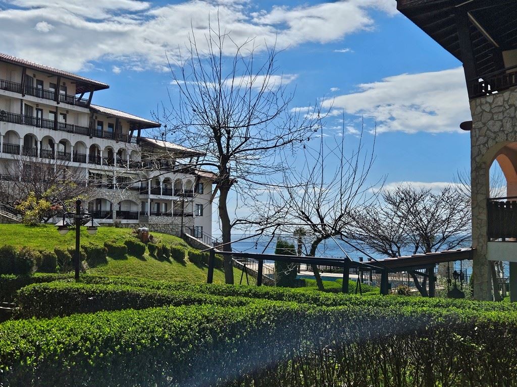 Luksus na pierwszej linii – stylowe mieszkanie z werandą, prywatnym ogrodem i widokiem na morze w Świętym Własie