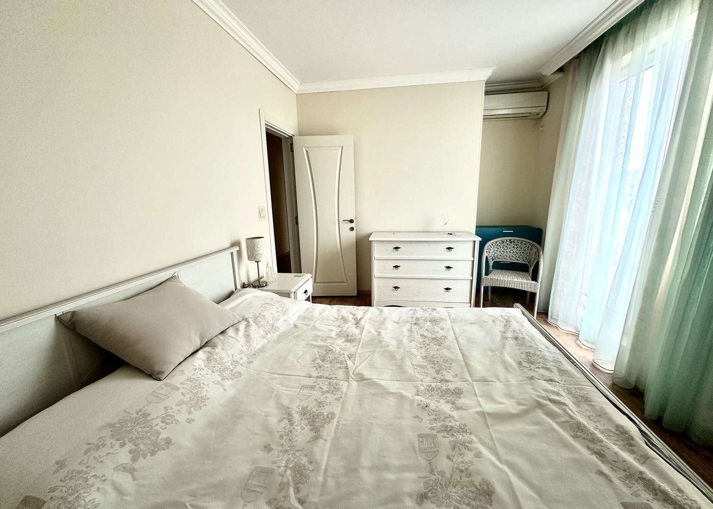 Przestronny apartament z dwiema sypialniami i widokiem na morze w Rawdzie