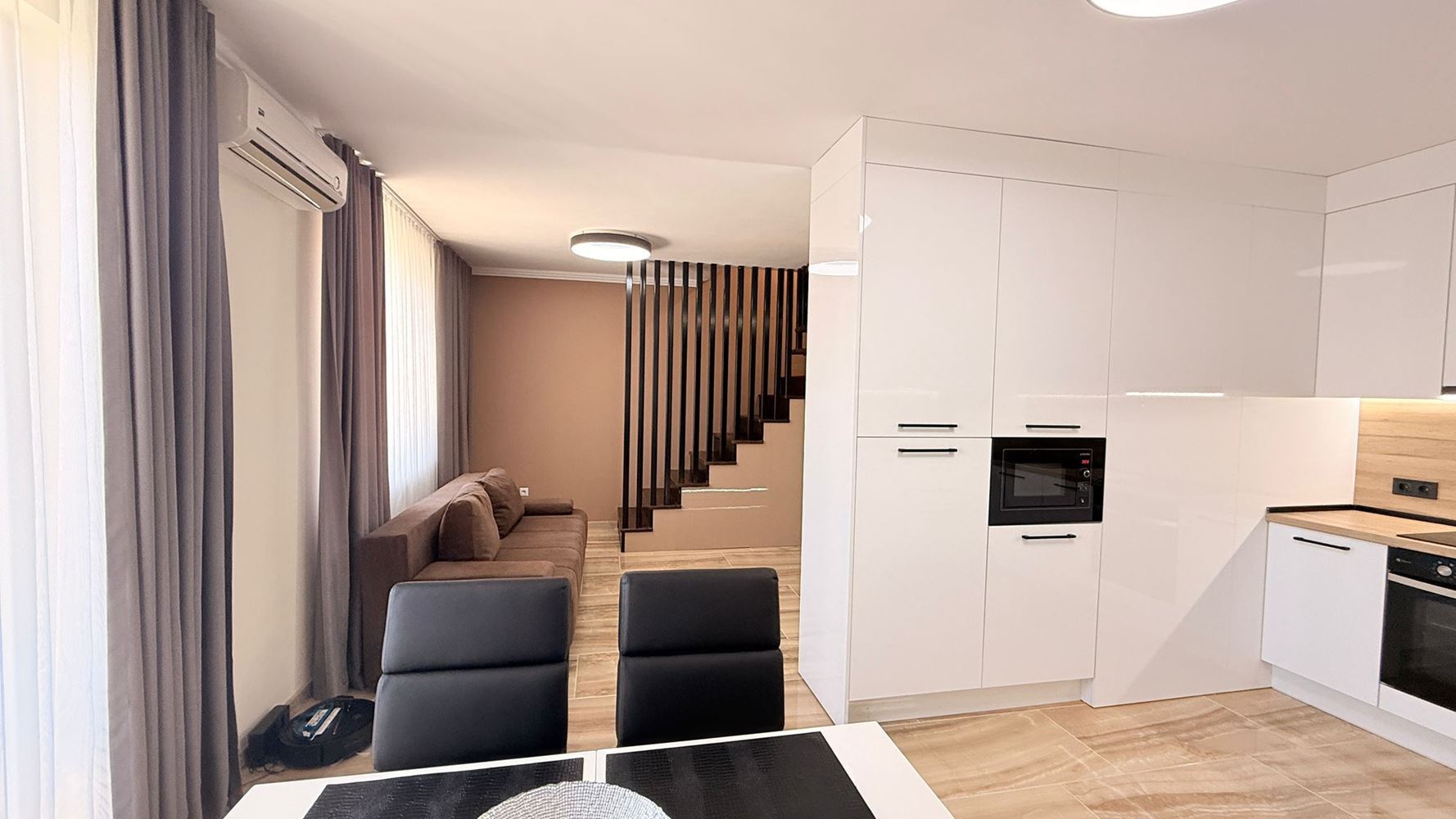 Luksusowy apartament dwupoziomowy z trzema sypialniami w sercu Słonecznego Brzegu – przestrzeń, styl i komfort na dwóch poziomach