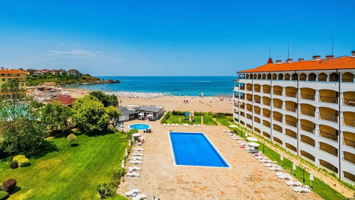 Przestronne mieszkanie z jedną sypialnią na pierwszej linii morza w Carewie z pełnym umeblowaniem