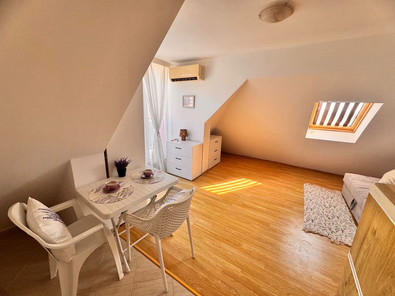 Stylowe studio z panoramicznym tarasem w Pomorie – niska opłata za utrzymanie, południowa ekspozycja i doskonała lokalizacja blisko morza