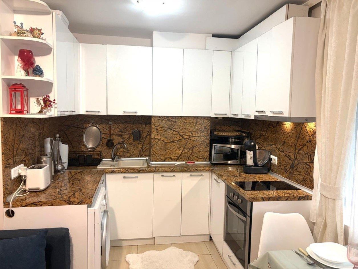 Przestronny apartament z dwiema sypialniami i prywatnym ogródkiem, zaledwie 100 metrów od plaży w Nesebyrze