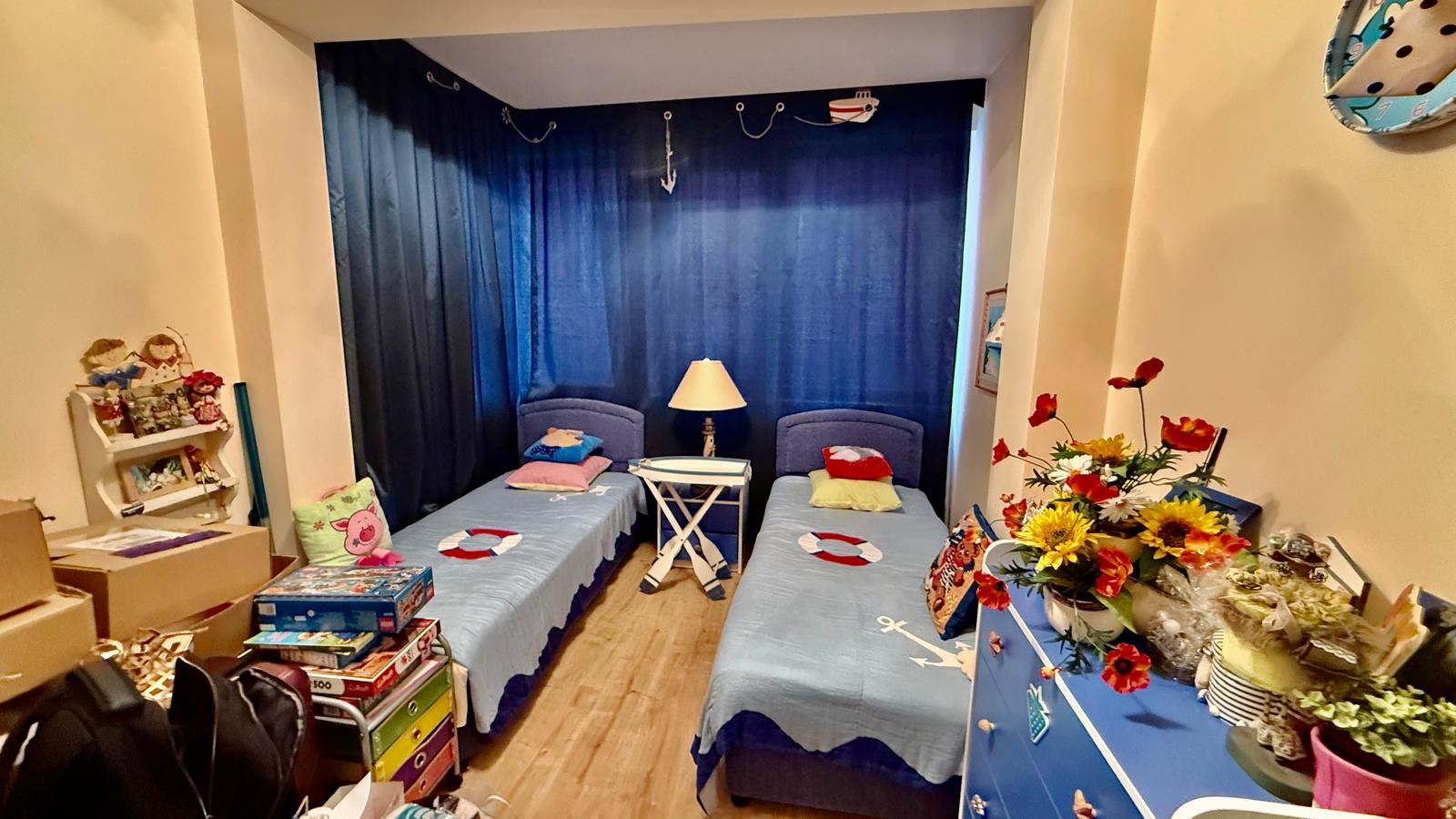 Apartament z dwiema sypialniami w pierwszej linii brzegowej w Nesebyrze – przestrzeń, dwie sypialnie i morze przed kompleksem