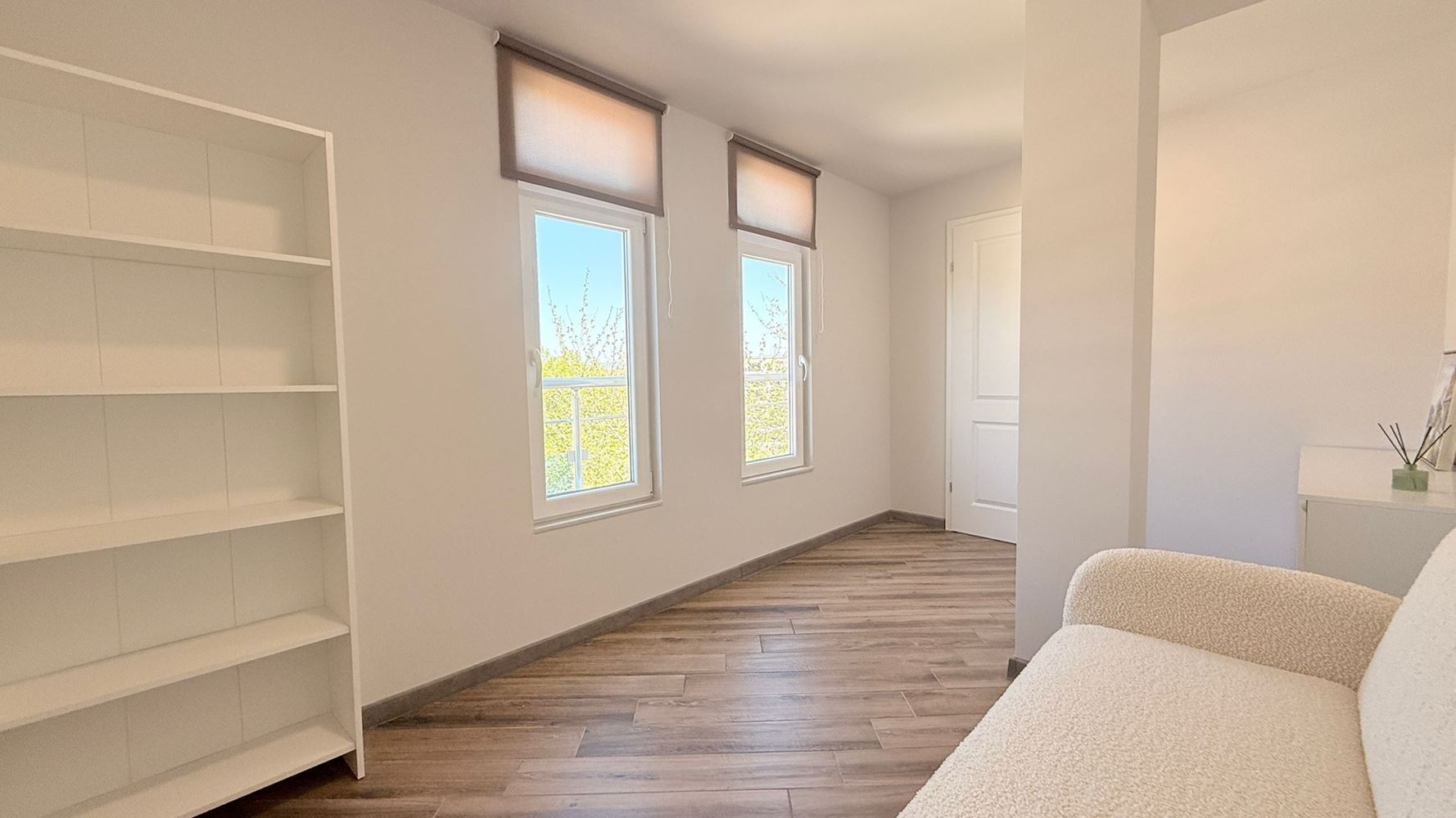 Luksusowy apartament z trzema sypialniami na pierwszej linii w Rawdzie – przestrzeń, prestiż i imponująca morska panorama