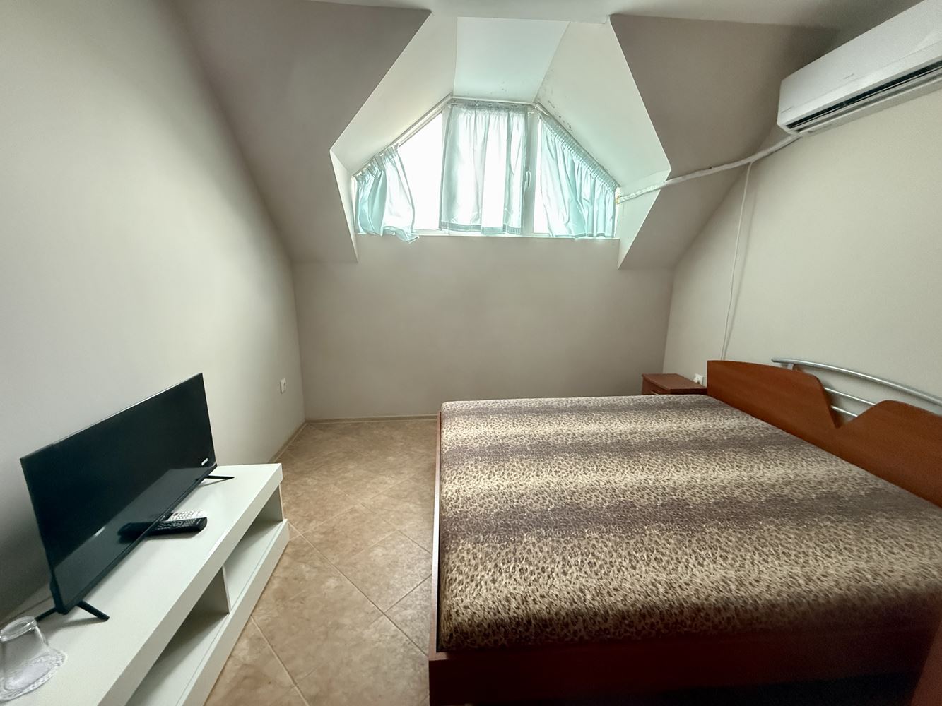 Kompaktowe i funkcjonalne studio w Ravdzie – gotowe do zamieszkania