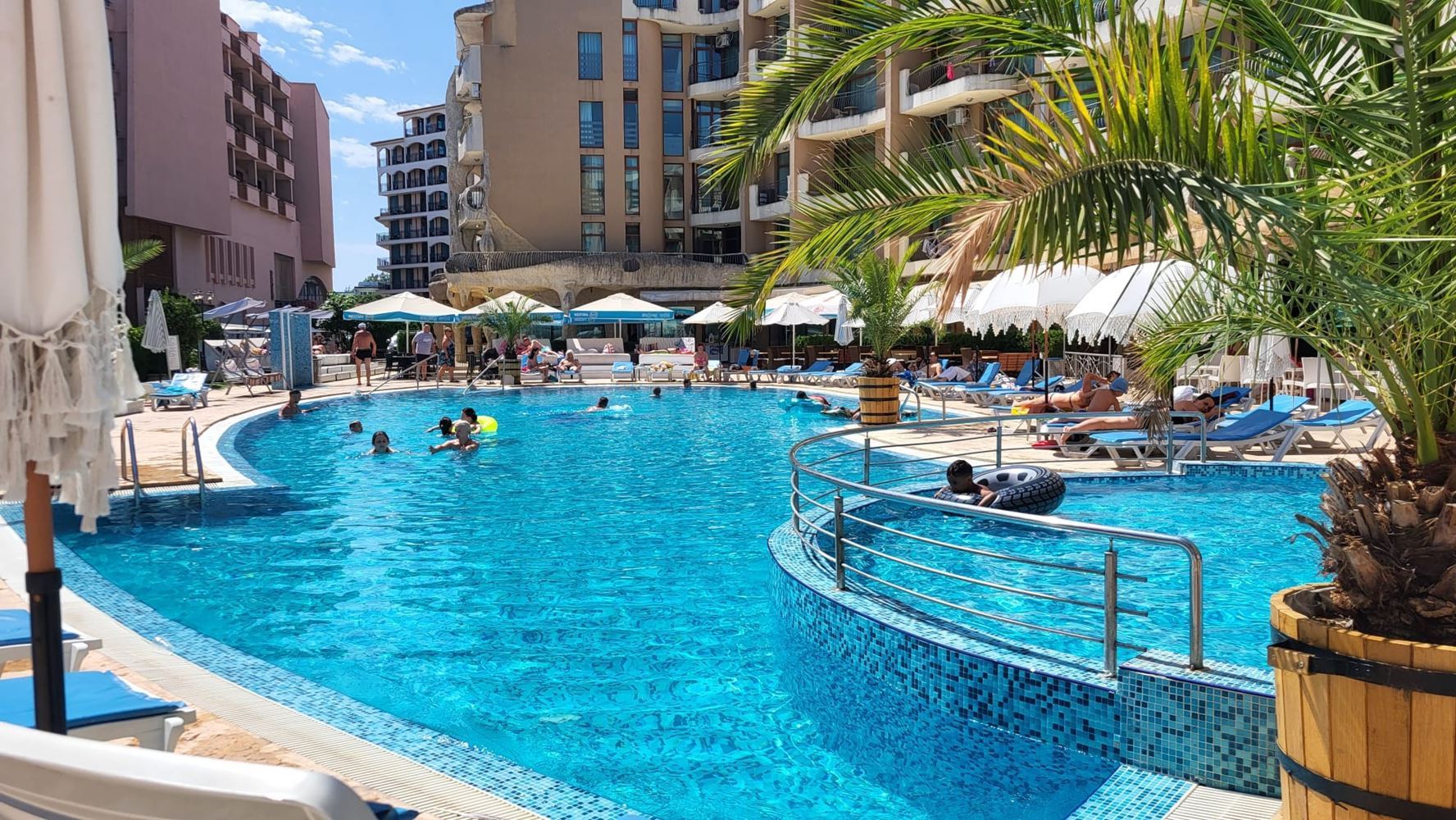 Przestronny apartament z jedną sypialnią i częściowym widokiem na morze – Słoneczny Brzeg, 100 m od plaży