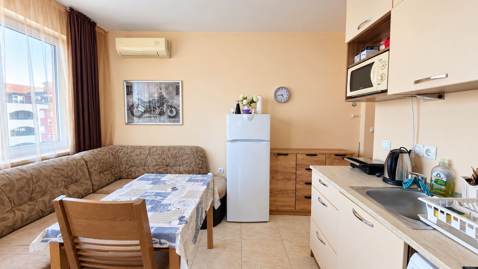 Przytulny, niewielki apartament z jedną sypialnią w kompleksie z basenem i całodobową ochroną