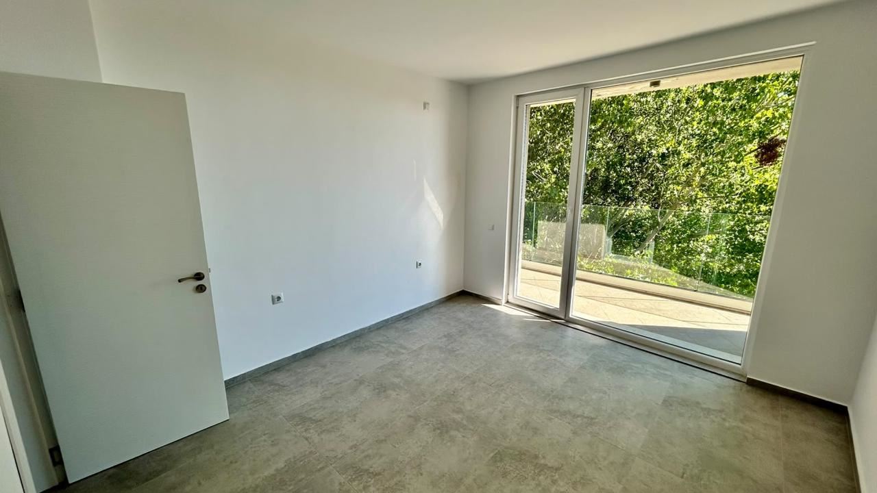 Pierwsza linia brzegowa w Słonecznym Brzegu – przestronny apartament z jedną sypialnią z widokiem na morze, góry i miasto