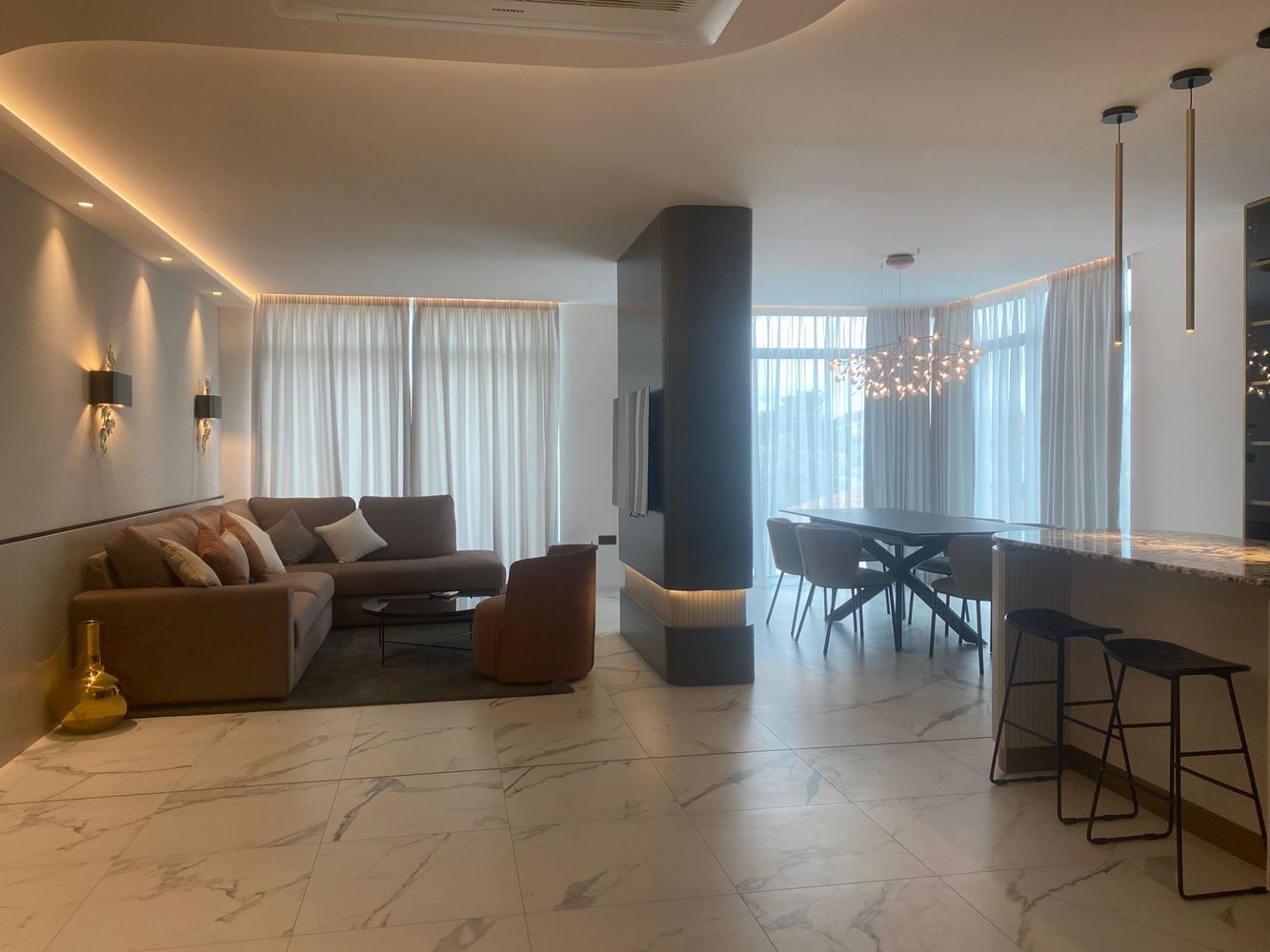 Elegancki i przestronny apartament trzypokojowy na pierwszej linii brzegowej w Nesebyrze – panoramiczny widok na morze i komfort premium