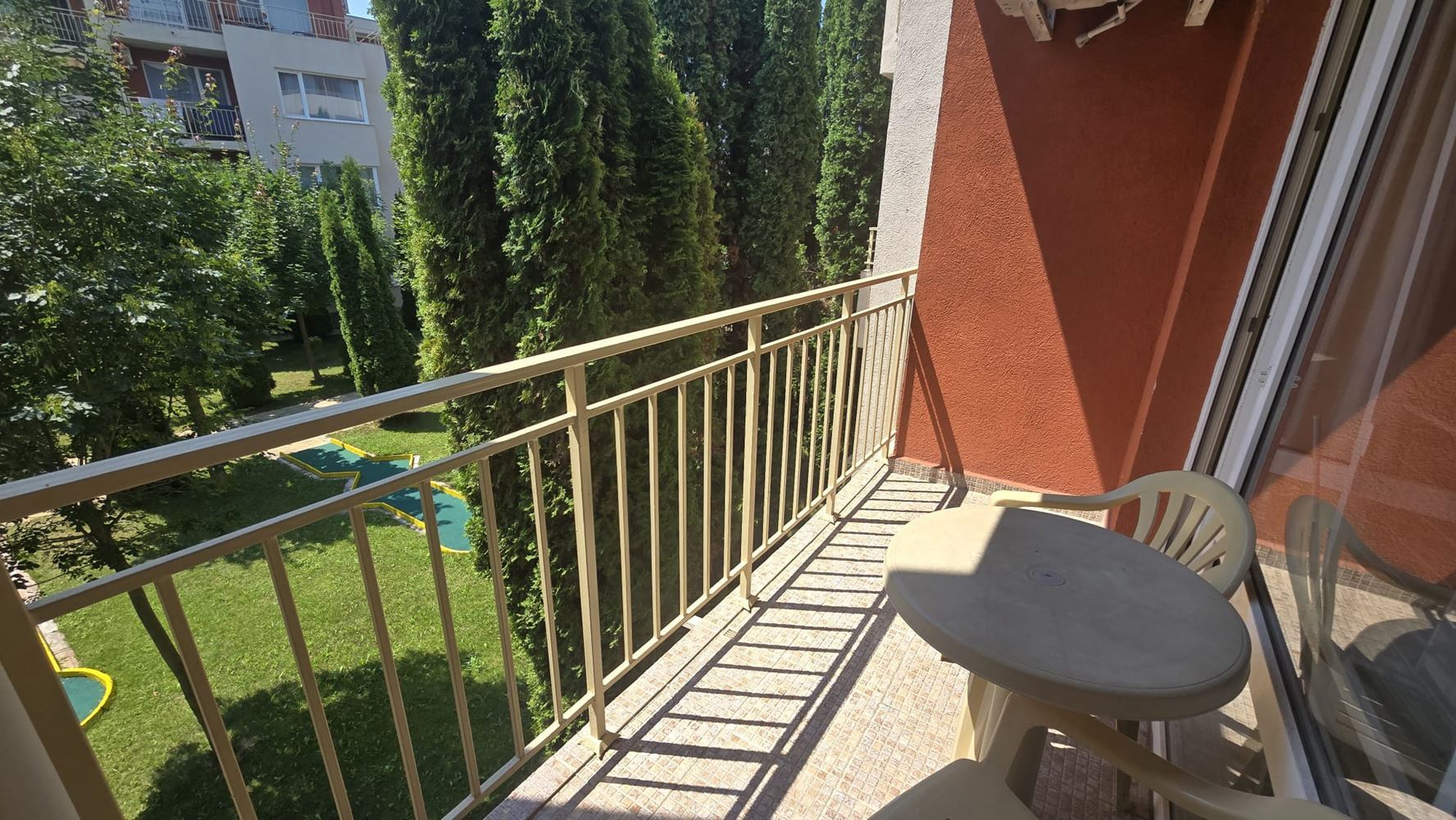 Przestronne mieszkanie trzypokojowe w Słonecznym Brzegu – w pełni umeblowane i gotowe do zamieszkania