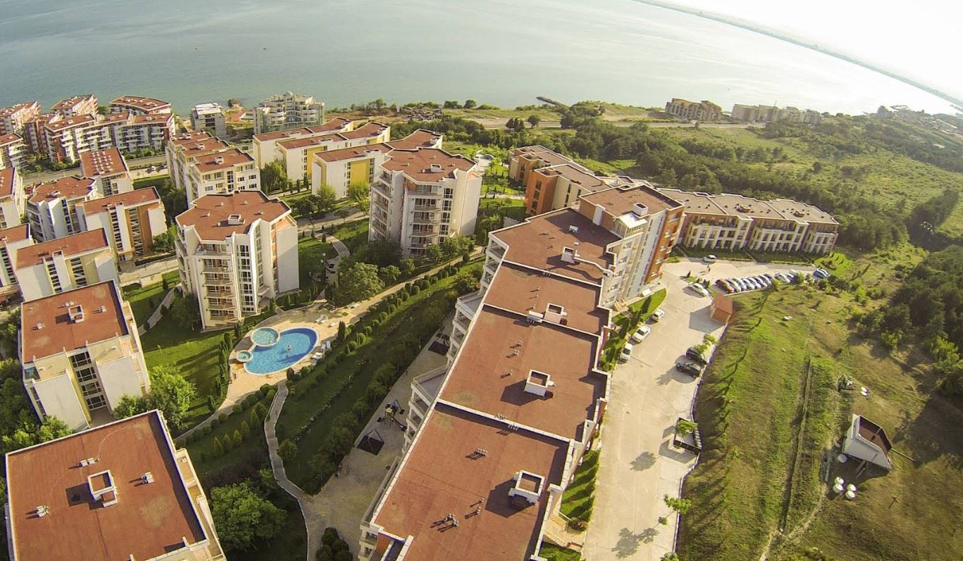 Dwupokojowe mieszkanie z częściowym widokiem na morze w Sveti Vlas – umeblowane, po remoncie, w luksusowym kompleksie zamkniętym