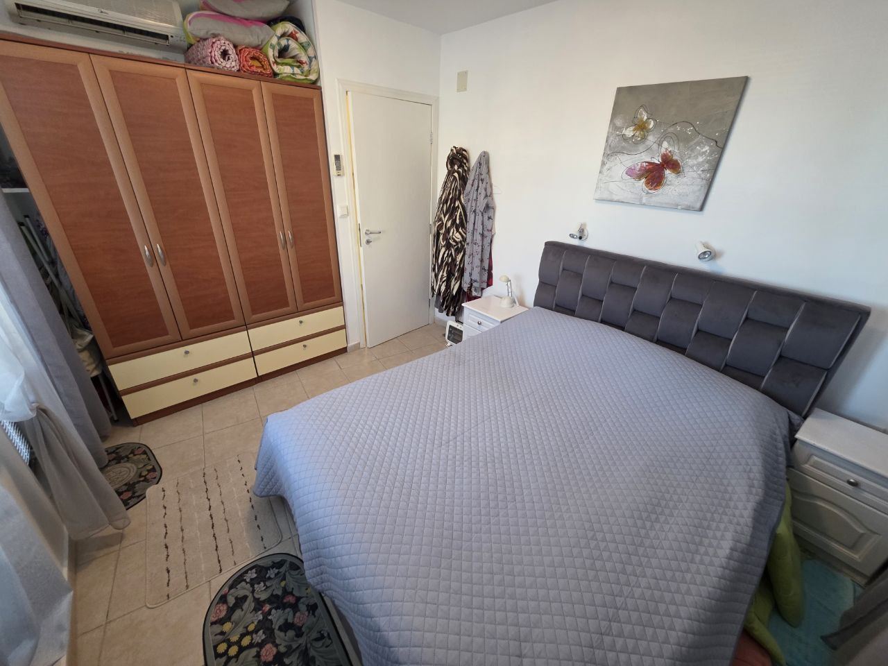 Przestronny apartament z dwiema sypialniami w przytulnym kompleksie 300 metrów od morza w Rawdzie