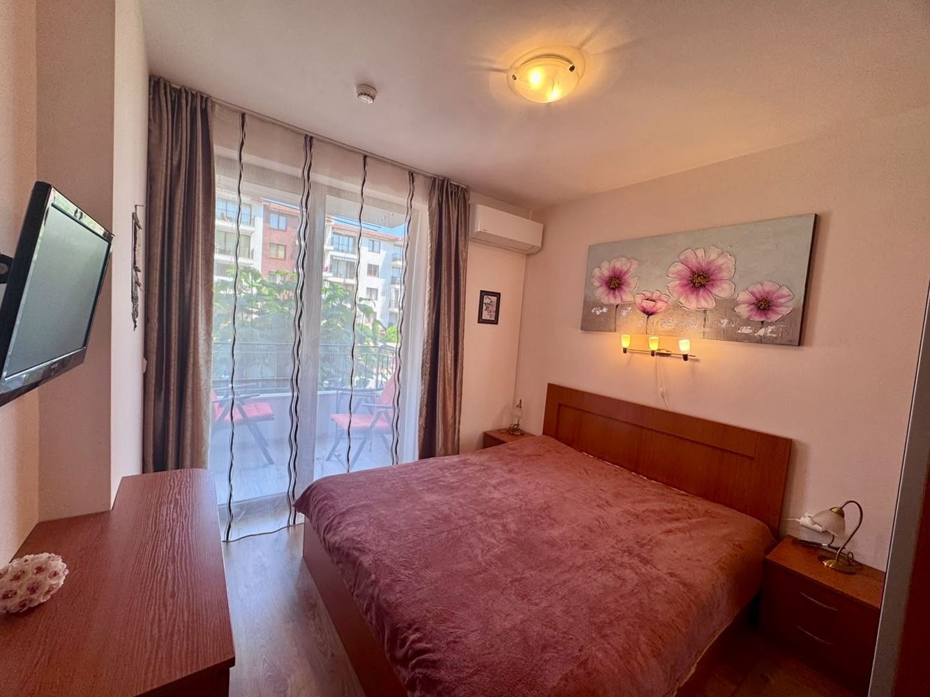 Komfortowy apartament z jedną sypialnią, przestronnym tarasem i widokiem na basen w luksusowym kompleksie w Nesebyrze