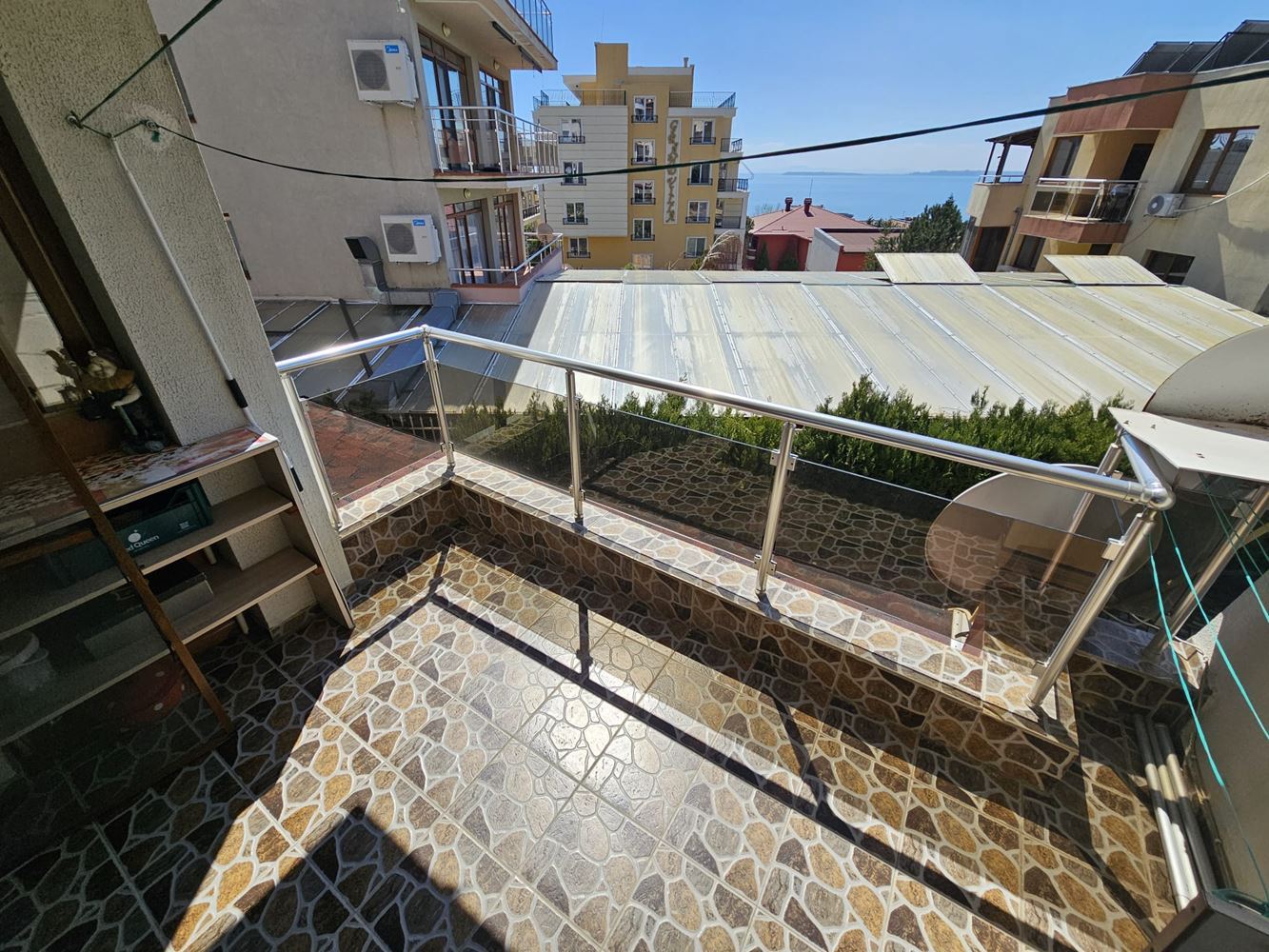 Mieszkanie z jedną sypialnią z widokiem na morze w Świętym Własie – prestiż, komfort i lokalizacja 100 m od plaży. Z miejscem parkingowym w kompleksie