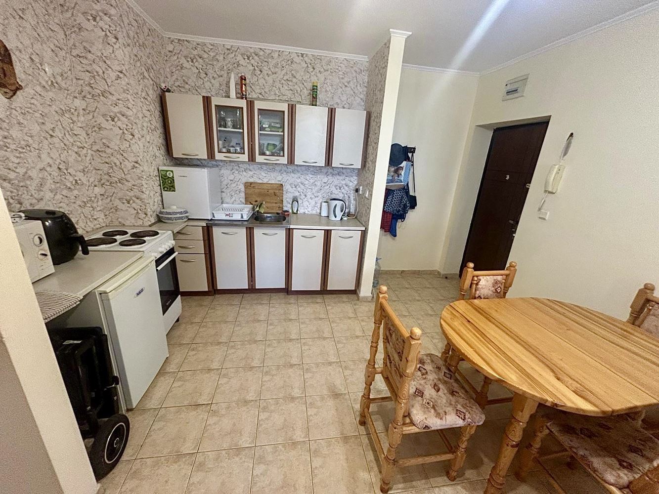Przestronny apartament z jedną sypialnią i widokiem na zieleń w Nesebyrze – gotowy do zamieszkania