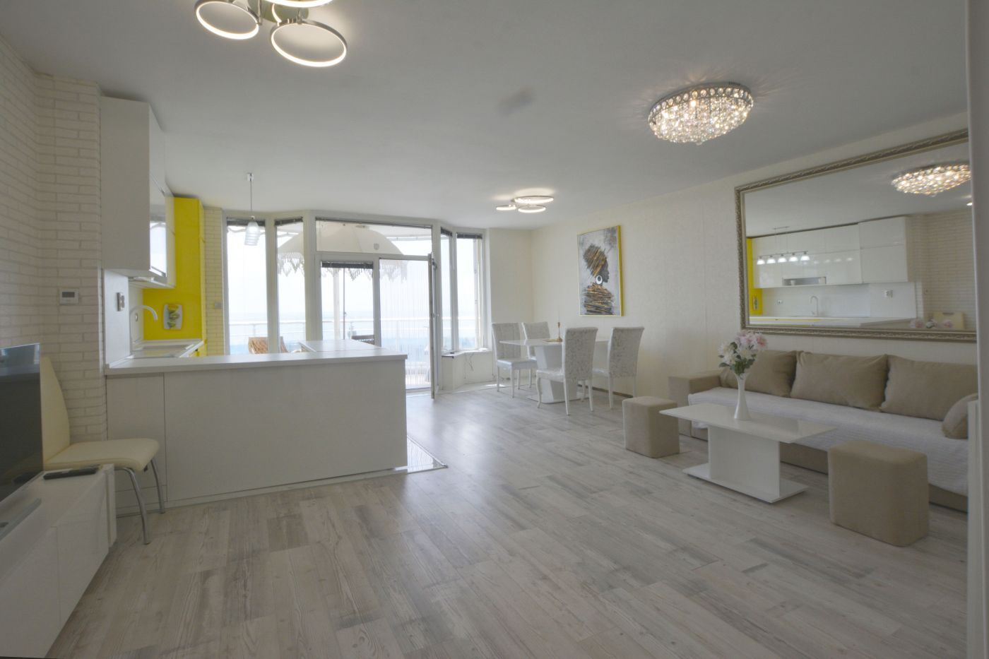 Luksusowy apartament trzypokojowy z widokiem na morze na pierwszej linii w Rawdzie – 114 m², dwa tarasy i pełen komfort