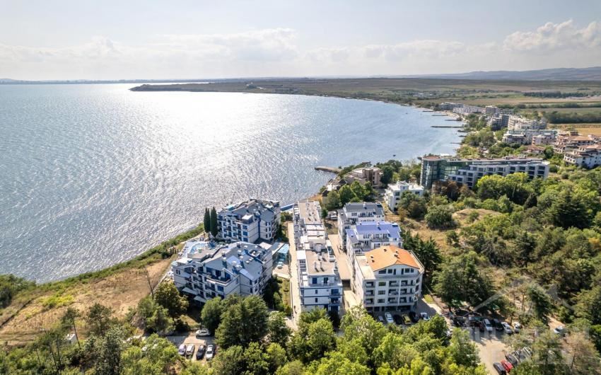 Apartament z dwiema sypialniami w pierwszej linii brzegowej w Pomorie z imponującą panoramą morza