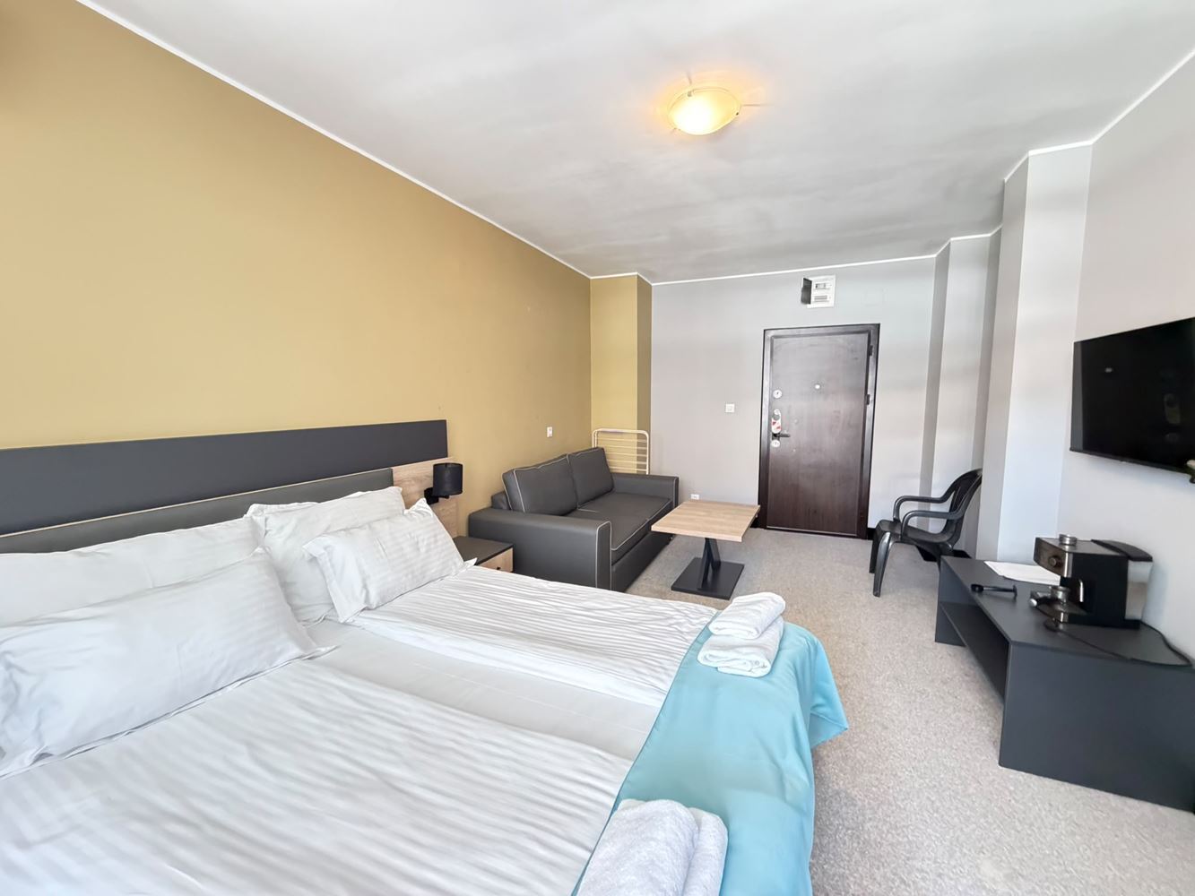 Luksusowy apartament w pierwszej linii morza w Słonecznym Brzegu z frontalnym widokiem na morze