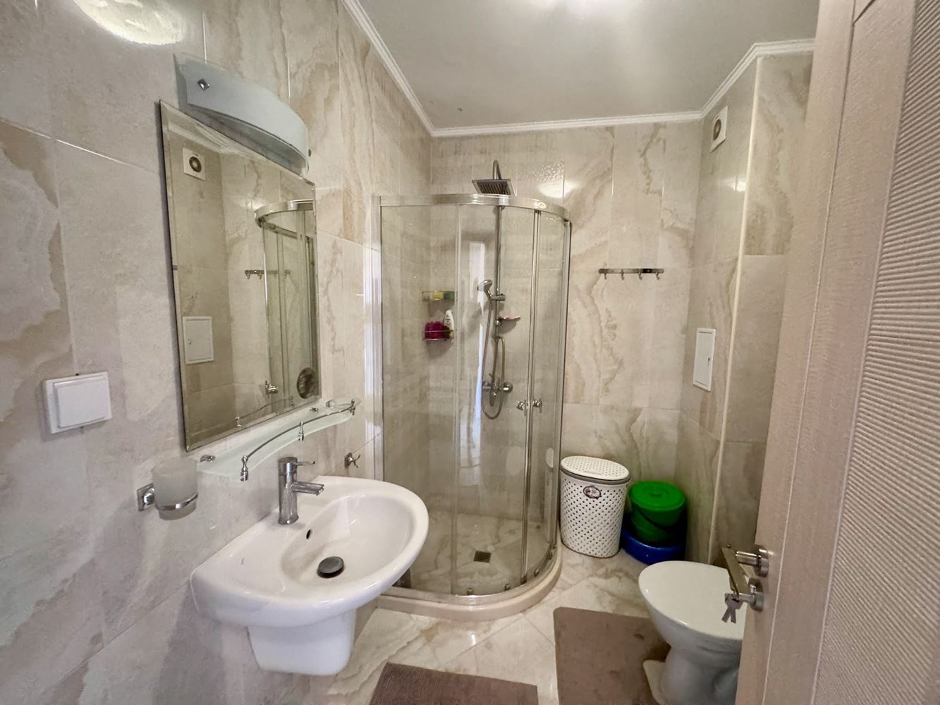 Przestronny trzypokojowy apartament z panoramicznym widokiem na morze w prestiżowym kompleksie w Nesebyrze – komfort, przestrzeń i imponujące widoki