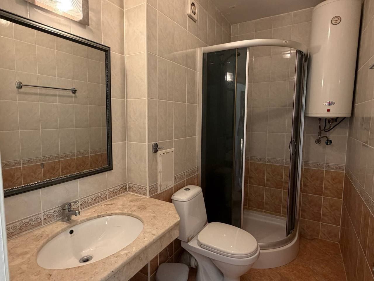 Przestronny apartament z dwiema sypialniami 200 m od plaży w Słonecznym Brzegu – z niską opłatą za utrzymanie