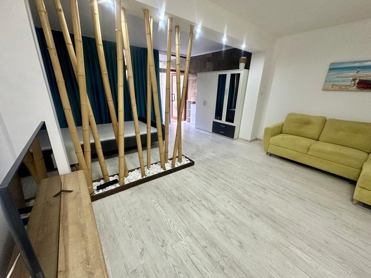 Przestronne studio na parterze z tarasem i możliwością przerobienia na mieszkanie z jedną sypialnią – tylko 300 m od morza