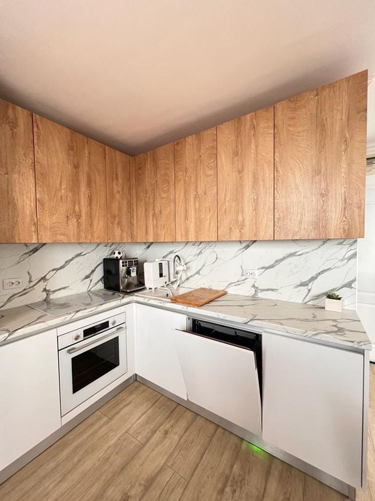 Komfortowy dwupoziomowy apartament z dwiema sypialniami i panoramą morza w Sveti Vlas – nieruchomość w prestiżowej lokalizacji z imponującym widokiem