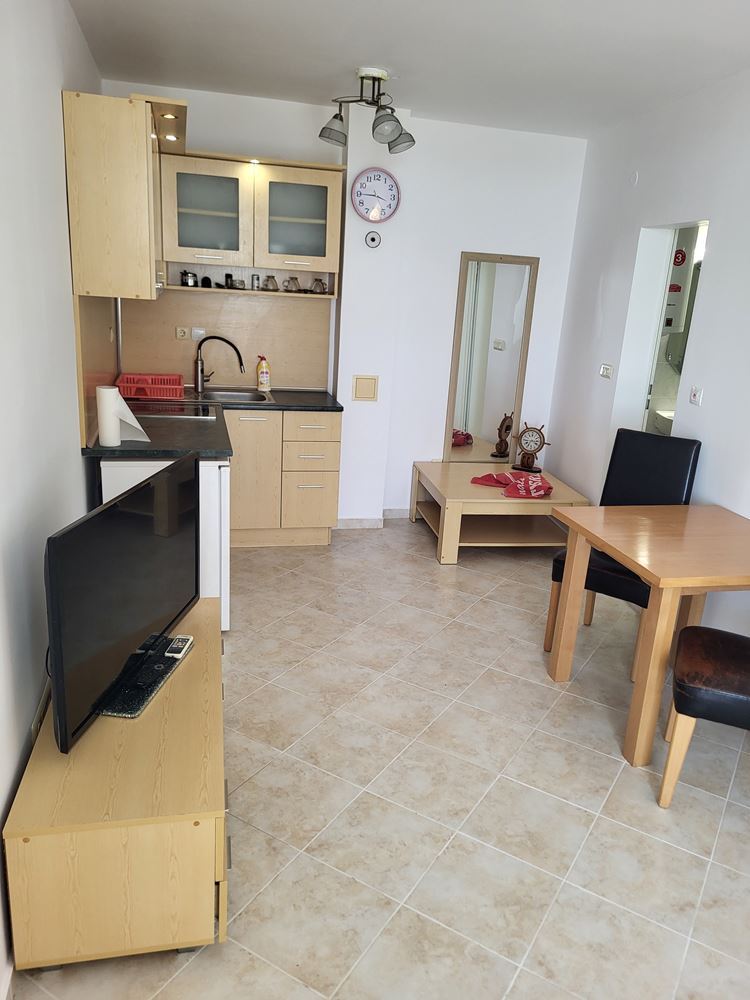 Mały apartament z jedną sypialnią i bezpośrednim wyjściem na basen – przytulna nieruchomość w kompleksie z bogatą infrastrukturą w pobliżu Słonecznego Brzegu