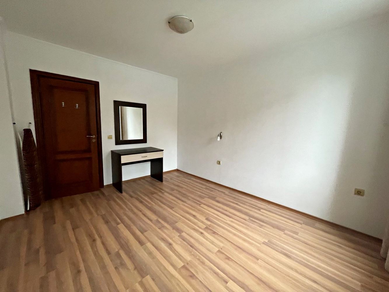 Luksus i spokój w pierwszej linii brzegowej w Świętym Własie – przestronny apartament z jedną sypialnią i widokiem na basen