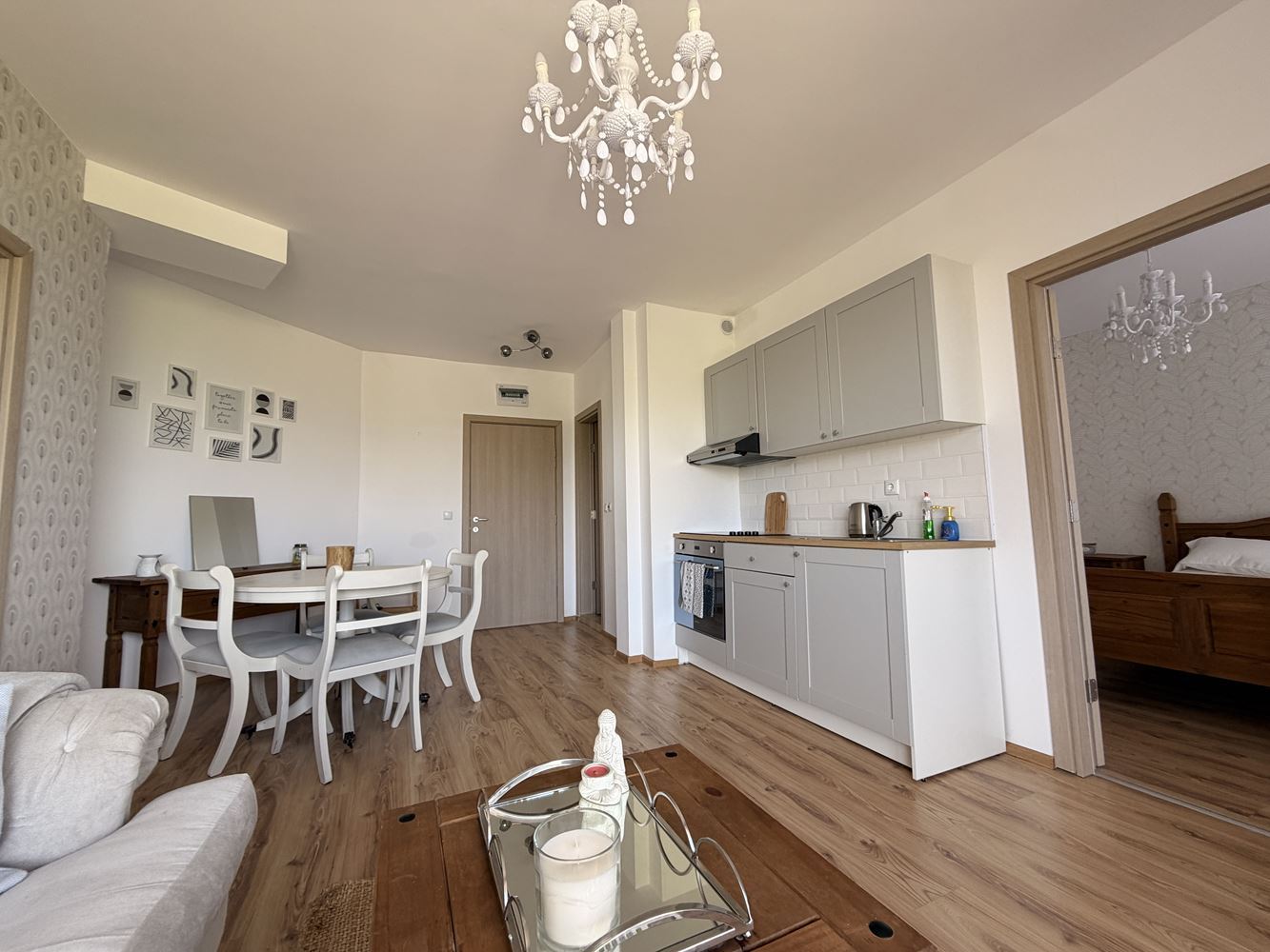 Mieszkanie z dwiema sypialniami i panoramicznym tarasem na obrzeżach Sunny Beach – komfort, spokój i styl