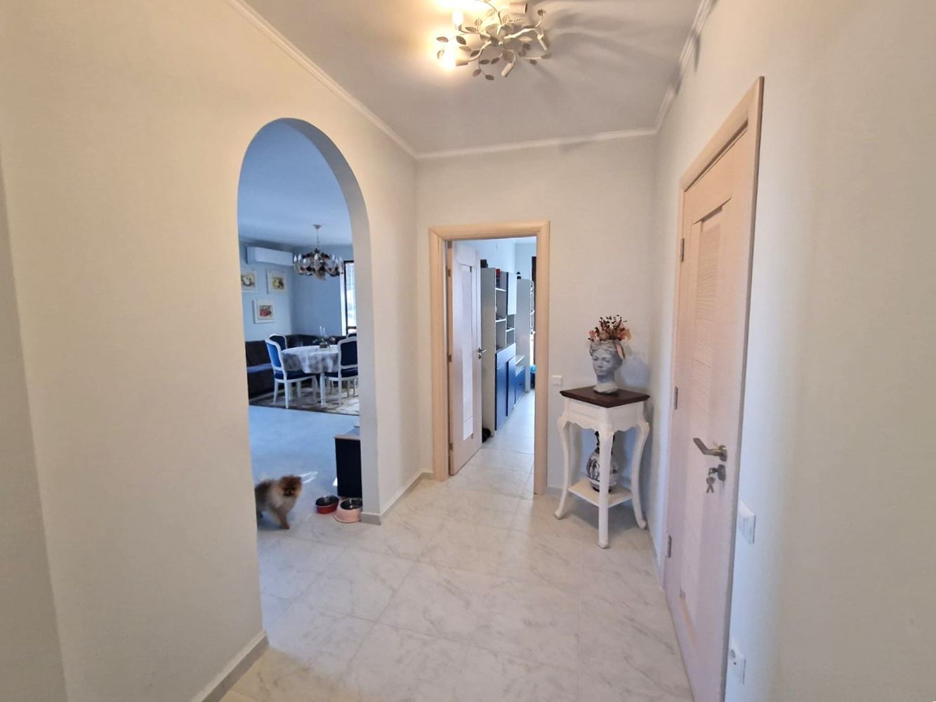 Ekskluzywny apartament z trzema sypialniami – najwyższy standard życia i dyskretny luksus
