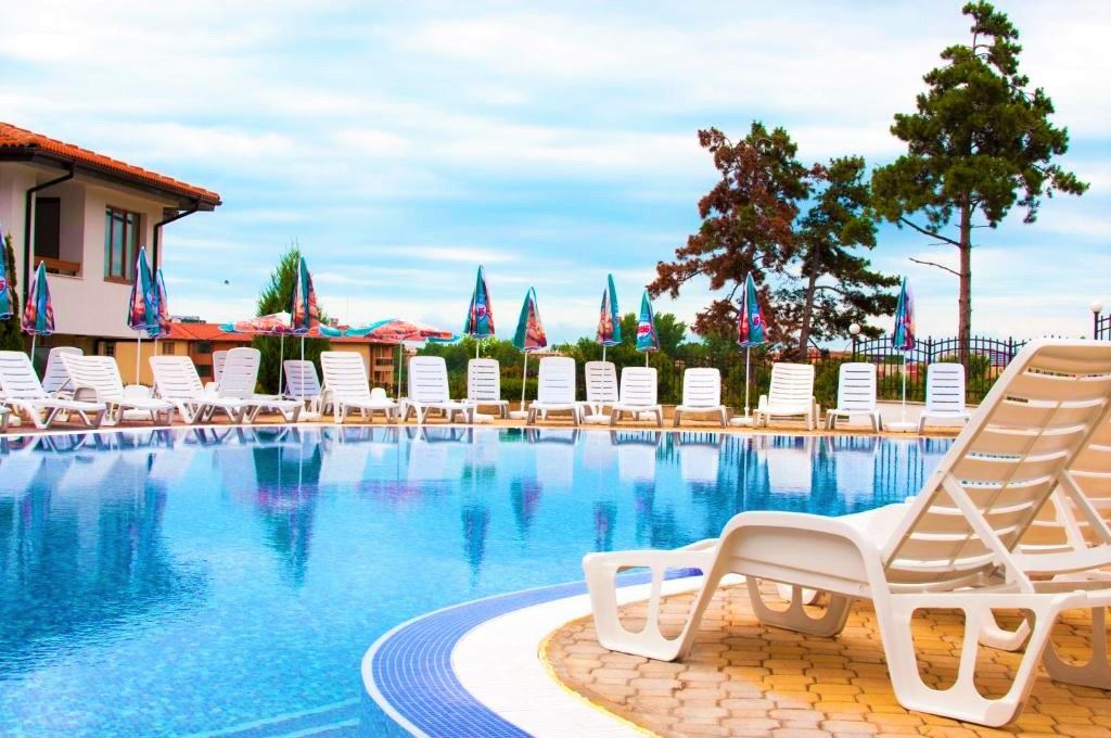 Jednopokojowe mieszkanie z widokiem na basen na obrzeżach Słonecznego Brzegu – spokój, natura i całoroczny komfort