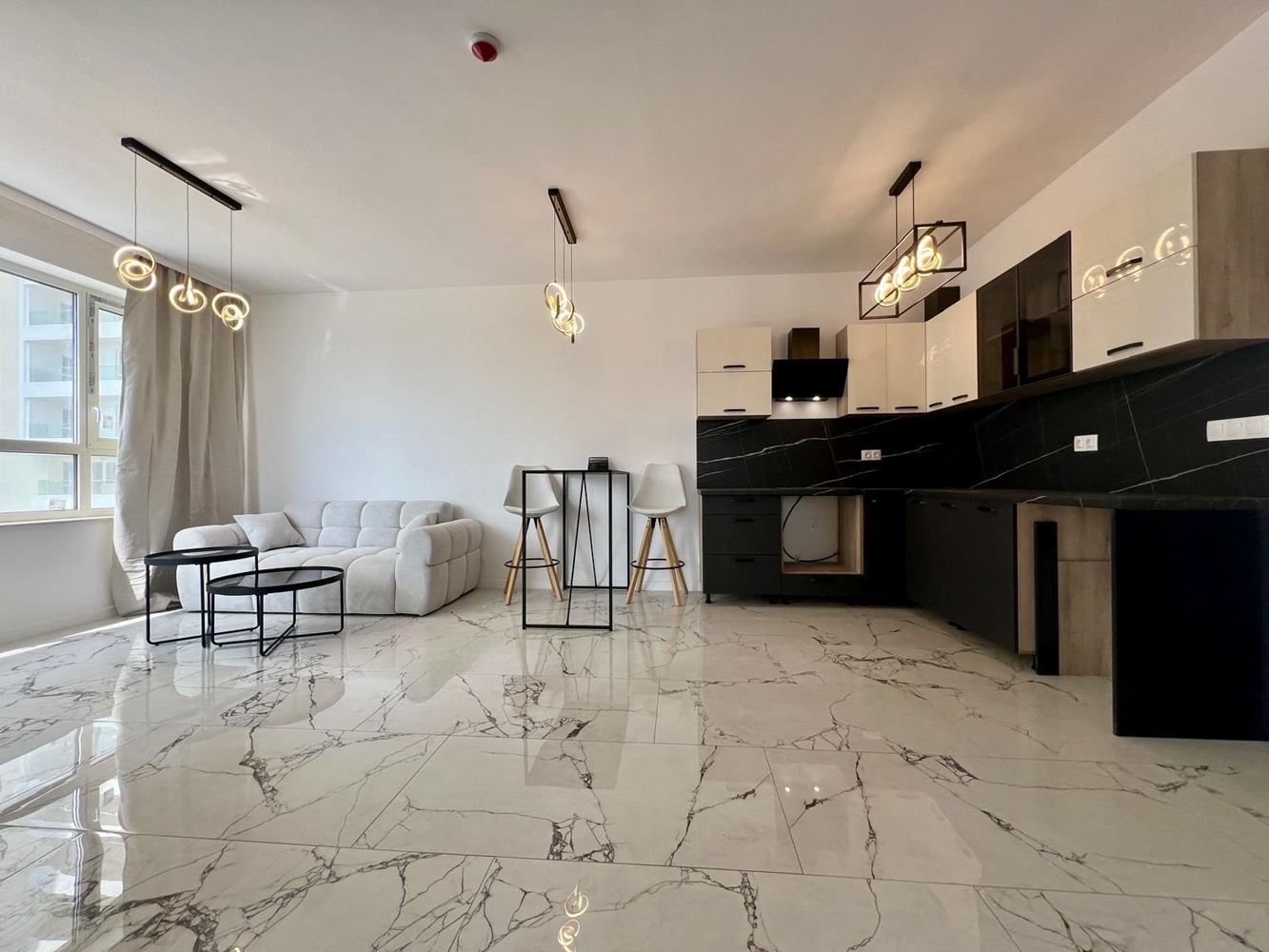Nowoczesny apartament z jedną sypialnią z panoramicznym widokiem w prestiżowym kompleksie – gotowy do zamieszkania