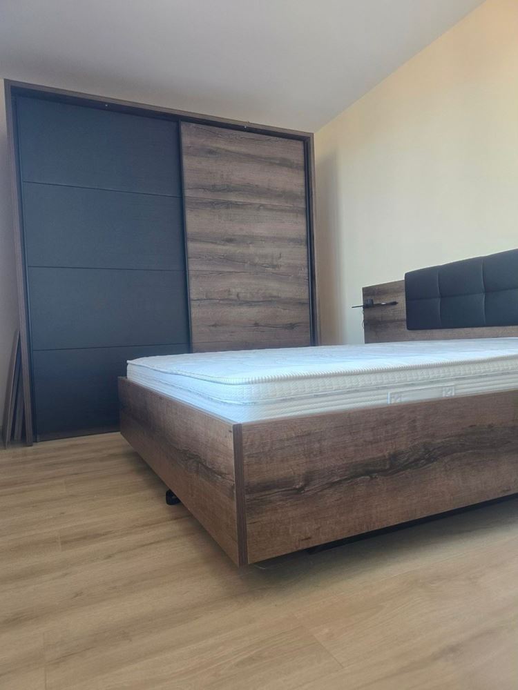 Przestronny apartament z dwiema sypialniami i częściowym widokiem na morze – doskonała lokalizacja blisko centrum i plaży