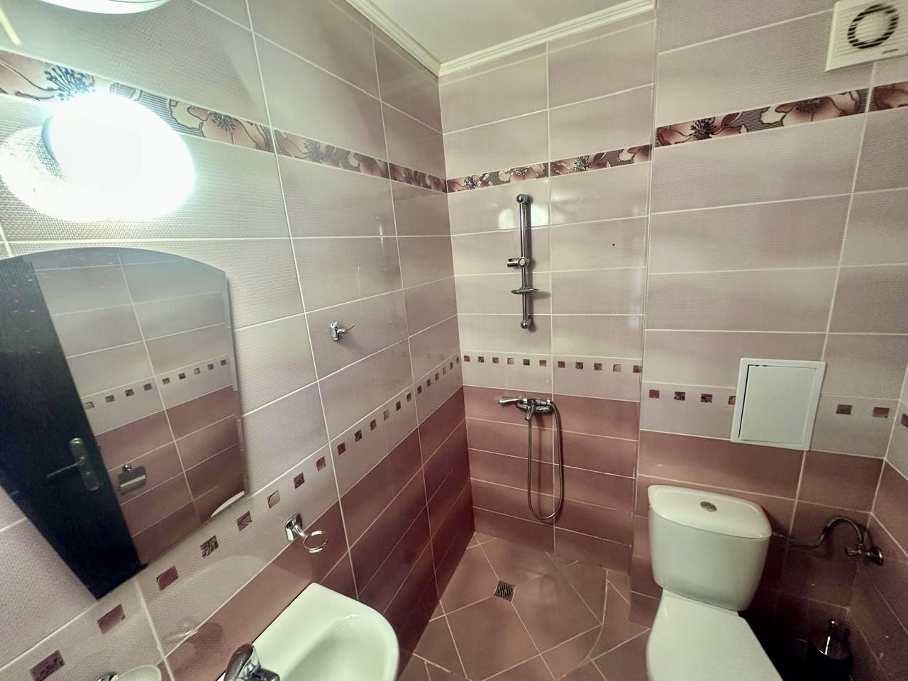 Przestronne studio na parterze z tarasem i możliwością przerobienia na mieszkanie z jedną sypialnią – tylko 300 m od morza