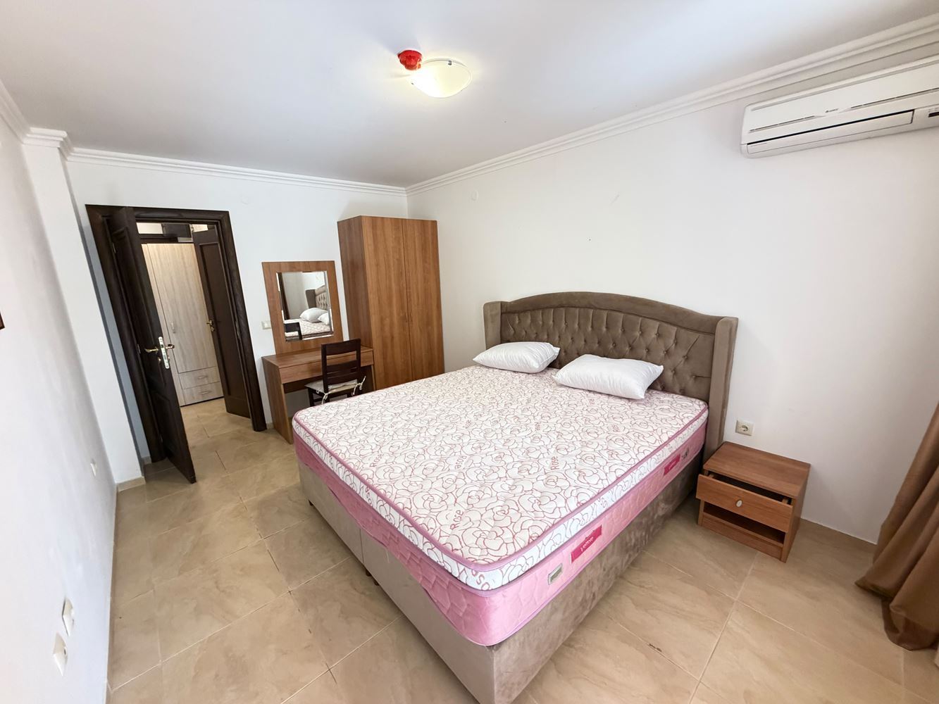 Apartament w pierwszej linii brzegowej z bezpośrednim dostępem do plaży w Sveti Vlas – prywatny ogródek przy apartamencie