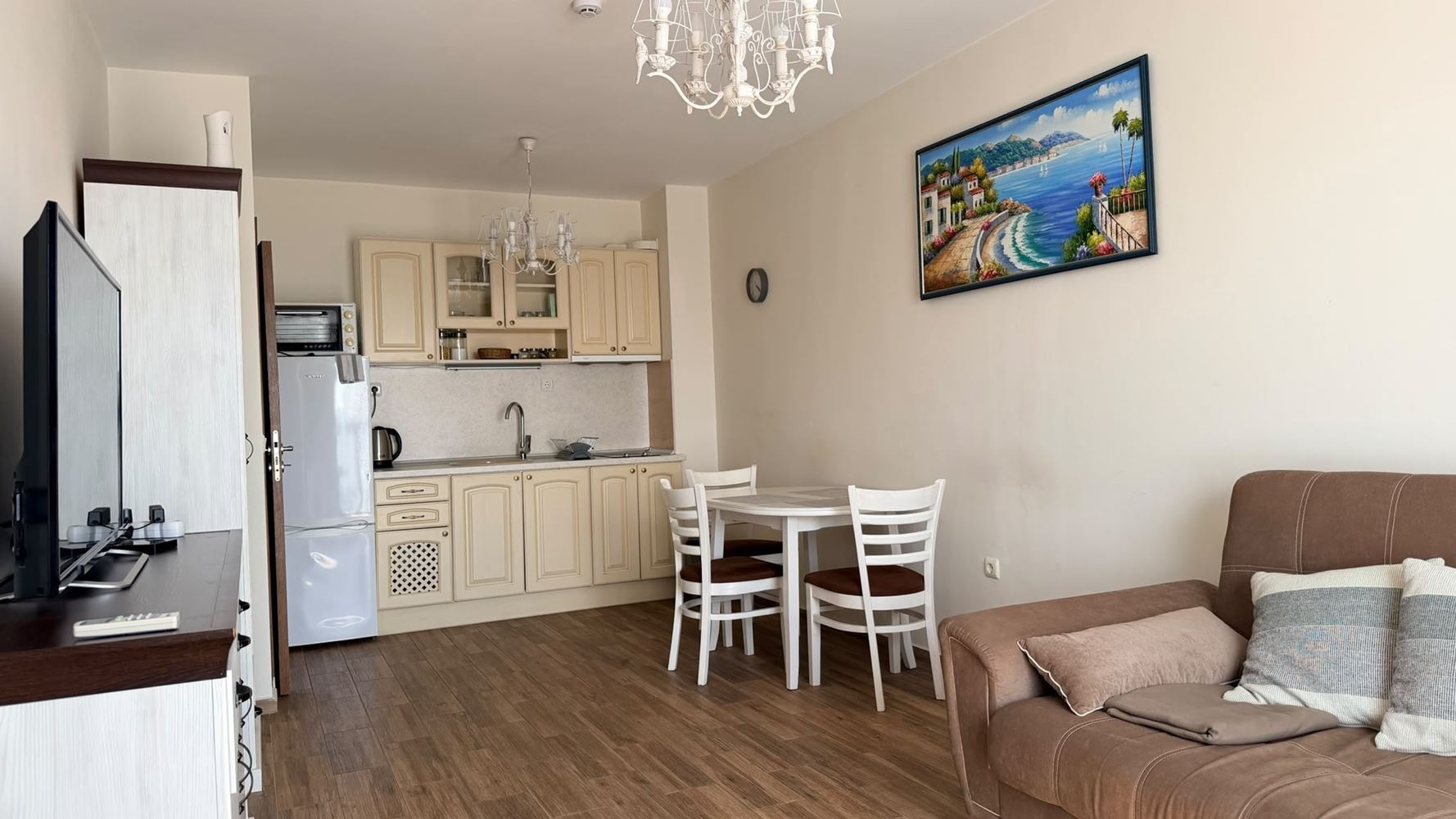 Dwupokojowy apartament z panoramicznym widokiem, o krok od morza w Rawdzie