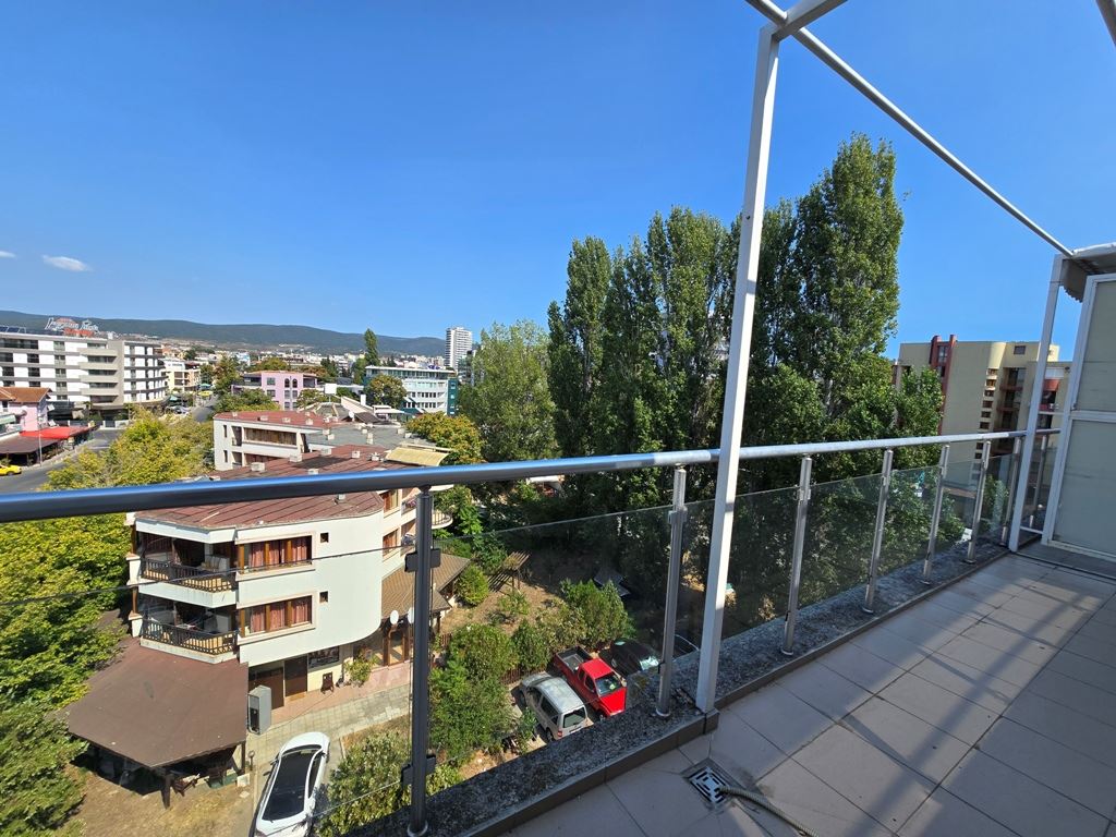Przestronny apartament trzypokojowy z doskonałą lokalizacją i blisko morza