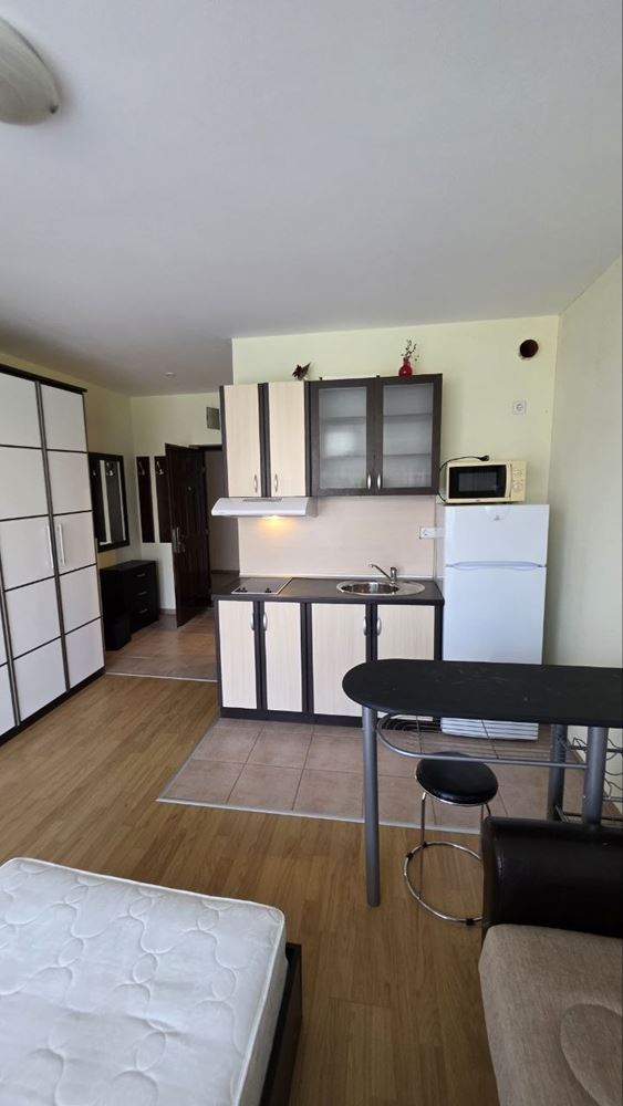 Praktyczne i przytulne studio w Słonecznym Brzegu – komfort i spokój z widokiem na basen