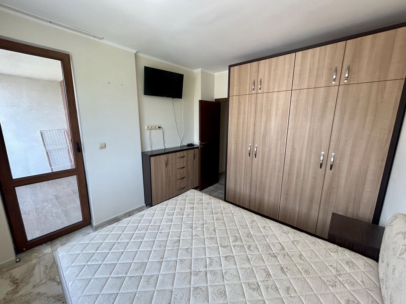 Przestronny apartament z dwiema sypialniami w Nesebyrze – dwa tarasy i możliwość wydzielenia trzeciej sypialni