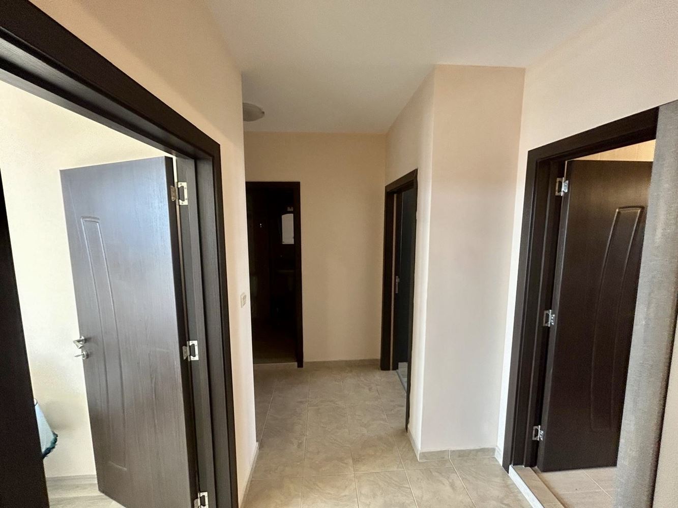 Przestronny apartament z dwiema sypialniami i prywatnym ogrodem w Nesebyrze – komfort, spokój i doskonale utrzymany teren