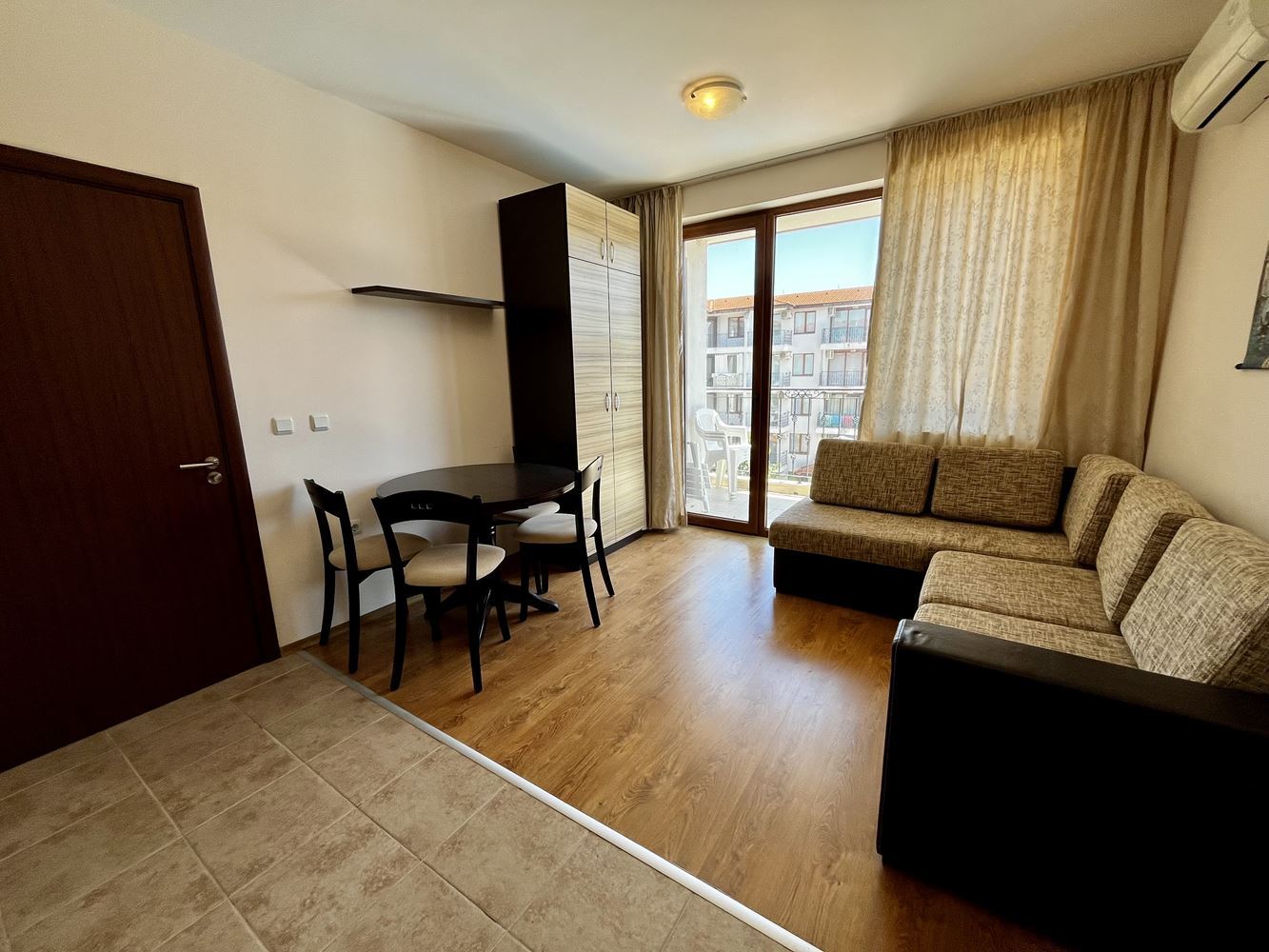 Morski komfort i spokój w pobliżu Nesebyru! Umeblowany apartament z jedną sypialnią z widokiem na basen w luksusowym zamkniętym kompleksie