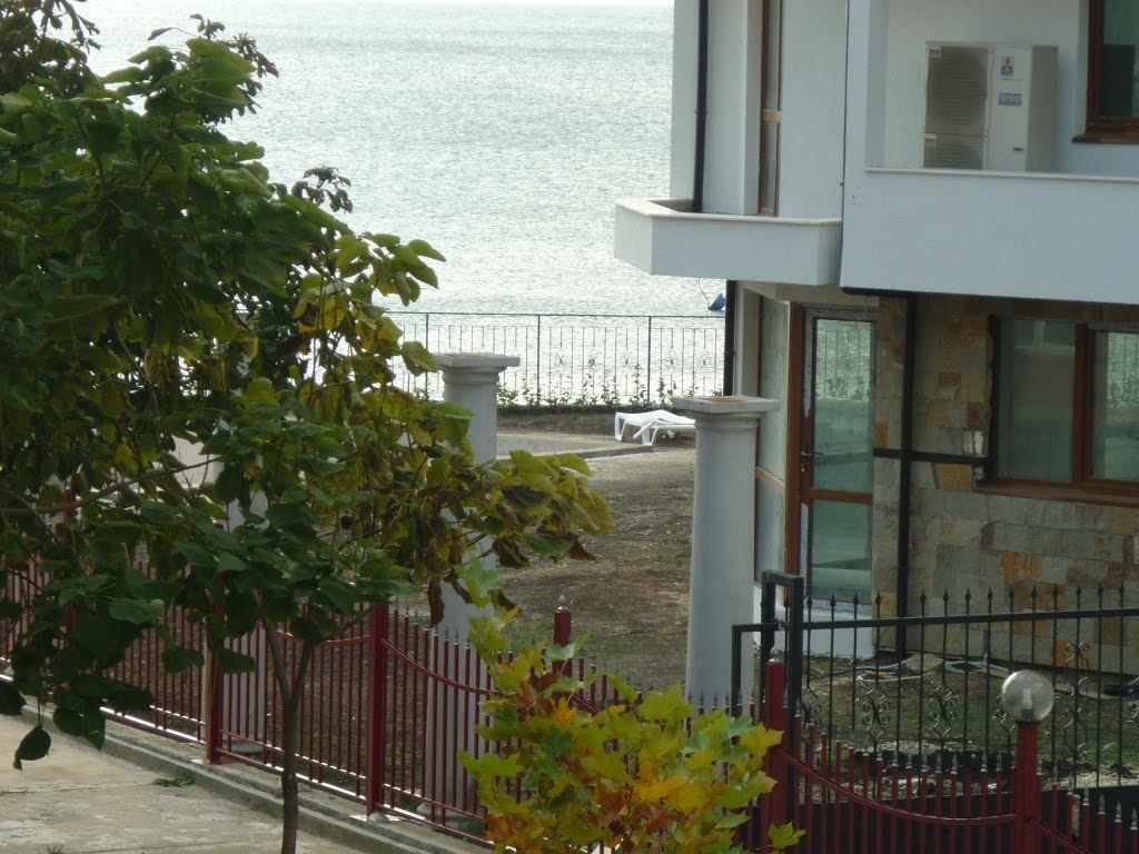  W pełni umeblowane mieszkanie z jedną sypialnią na pierwszej linii brzegowej z widokiem na morze w Elenite