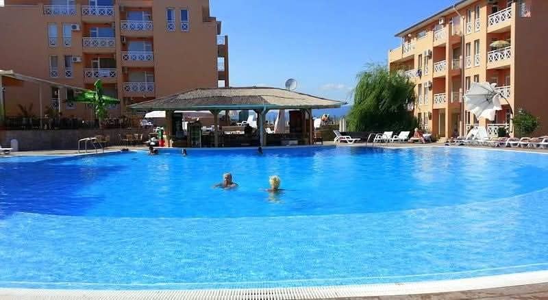 Apartament z jedną sypialnią z widokiem na basen w doskonale utrzymanym kompleksie – idealny na wypoczynek i inwestycję