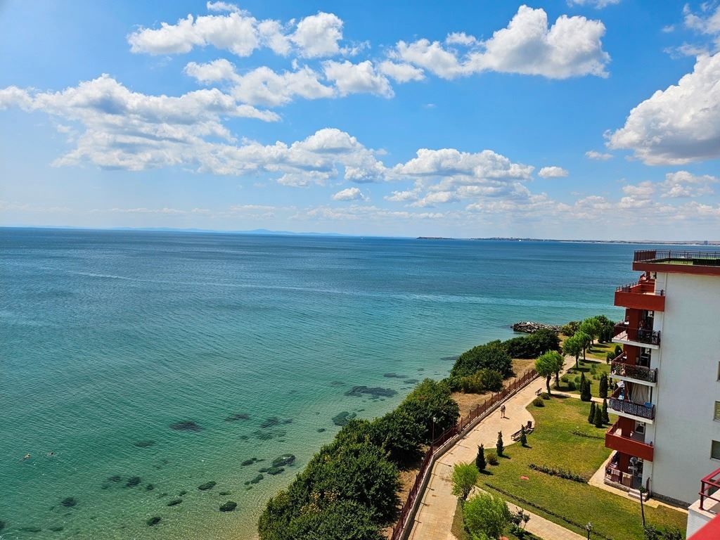 Luksusowy apartament panoramiczny na pierwszej linii morza z dwiema sypialniami i ogromnym tarasem