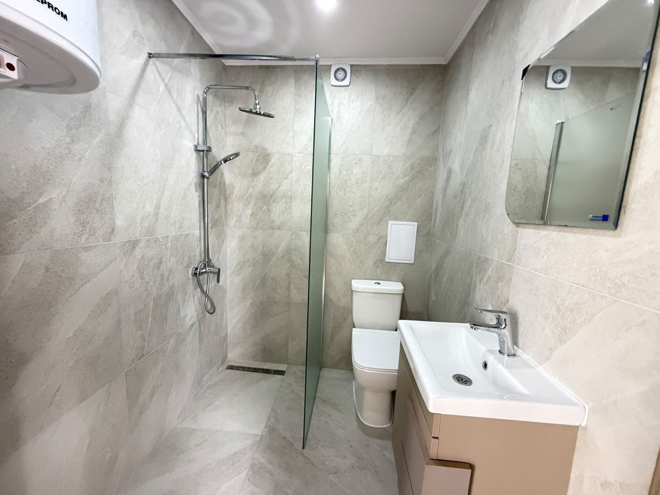Słoneczny Brzeg – przytulny apartament z jedną sypialnią, ekspozycją południową i pięknym widokiem na basen